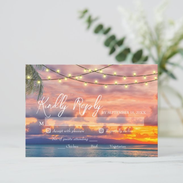 Sunset Beach String Lights Wedding RSVP Card Karte (Stehend Vorderseite)