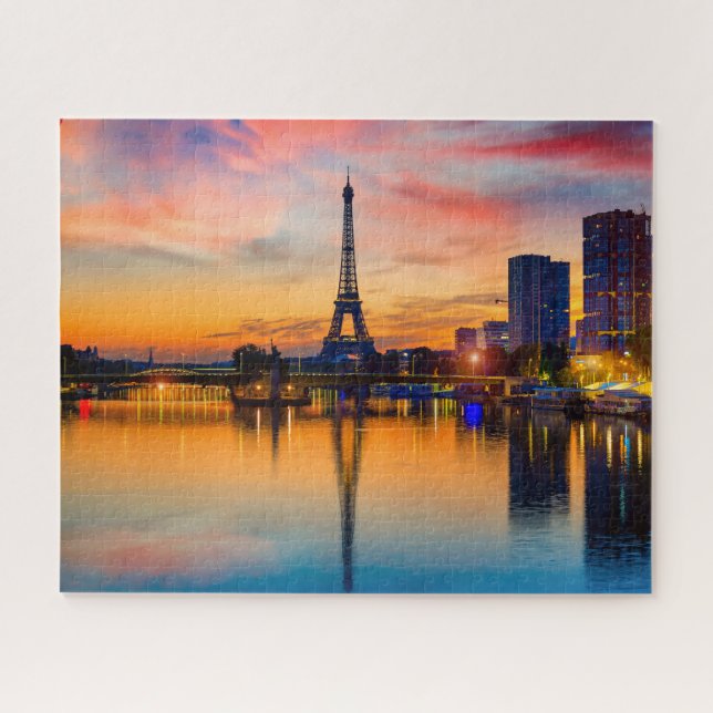 Sunset in Paris, Frankreich. Eiffelturm auf Seine (Horizontal)