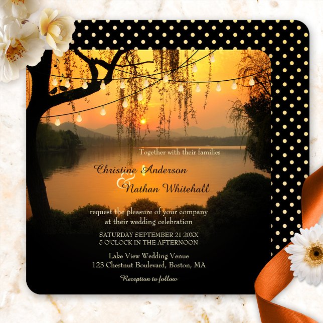 Sunset Lake View String Lights Einladung Hochzeit (Romantic wedding invitation featuring a sunset at a lake with festive string lights and love birds)