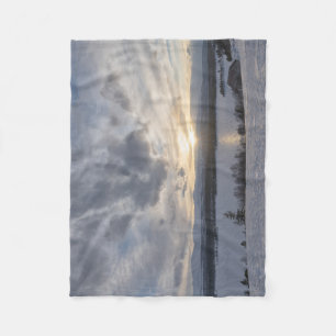 Sunset over frozen lake fleecedecke