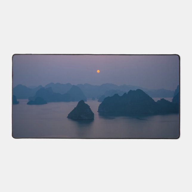 Sunset over Halong Bay - Vietnam, Asien Schreibtischunterlage (Vorderseite)
