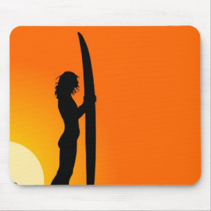 Sunset Surfer Girl mit Surfbrett Mousepad