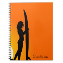 Sunset Surfer Girl mit Surfbrett Reiseplan