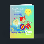 Sunshine Beach Theme Grandson Happy Birthday Karte<br><div class="desc">Die niedliche Sonne,  die sich über eine Kinderbuckel am Meer und den Platz an der Seite einer lustigen Sandburg erstreckt,  So ein lustiges und farbenfrohes Design und einfach zu anpassen mit einem Namen,  Alter und Nachricht,  für diese besondere Touch ohne Aufpreis.</div>