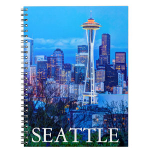 Super Mond, der nahe der Skyline von Seattle aufge Notizblock