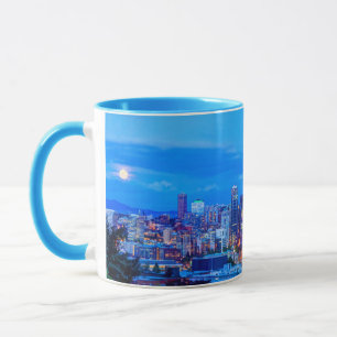 Super Mond steigt nahe der Skyline von Seattle Tasse