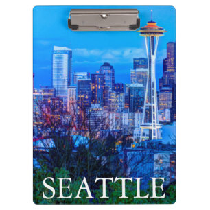Super Mond steigt über der Skyline von Seattle Klemmbrett