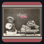 Super Niedlich Vintage Christmas Cat Quadratischer Aufkleber<br><div class="desc">Ein Weihnachtsfoto aus dem 19. Jahrhundert mit einer niedlichen Katze in einem Urlaubskleid mit Handwärmer. Die Katze zieht einen Schlitten mit eingewickelten Geschenken. Nachricht: Die Grüße der Saison.</div>