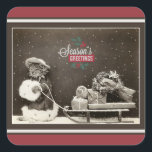 Super Niedlich Vintage Christmas Cat Quadratischer Aufkleber<br><div class="desc">Ein Weihnachtsfoto aus dem 19. Jahrhundert mit einer niedlichen Katze in einem Urlaubskleid mit Handwärmer. Die Katze zieht einen Schlitten mit eingewickelten Geschenken. Nachricht: Die Grüße der Saison.</div>