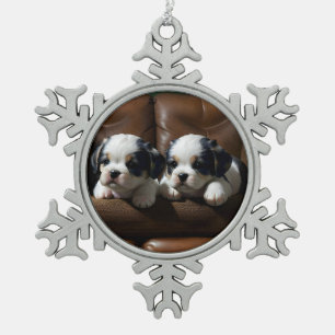Super Niedliche Welpen auf dem Sofa 1 Schneeflocken Zinn-Ornament