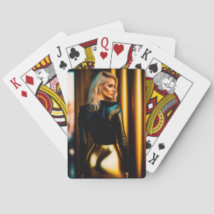 Super schlanke junge Frau, die Karten spielt Spielkarten