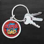 Super Vater Mustache Modern Grunge Schlüsselanhänger<br><div class="desc">Der Super Vater Mustache Modern Grunge Schlüsselanhänger mit dem Text "Super Vater" in moderner rot-gelber Typografie auf einem blauen und roten grunen Hintergrund mit einem Schnurrbart. Geschenke zum Vater zum Geburtstag,  Vatertag,  Weihnachten,  Feiertage und vieles mehr. Erstellt von Evco Studio www.zazzle.com/store/evcostudio</div>