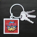 Super Vater Mustache Modern Grunge Schlüsselanhänger<br><div class="desc">Super Vater Mustache Modern Grunge Schlüsselanhänger mit dem Text "Super Vater" in moderner rot-gelber Typografie auf blauem und rotem grunem Hintergrund mit einem Schnurrbart. Geschenke zum Vater zum Geburtstag,  Vatertag,  Weihnachten,  Feiertage und vieles mehr. Erstellt von Evco Studio www.zazzle.com/store/evcostudio</div>