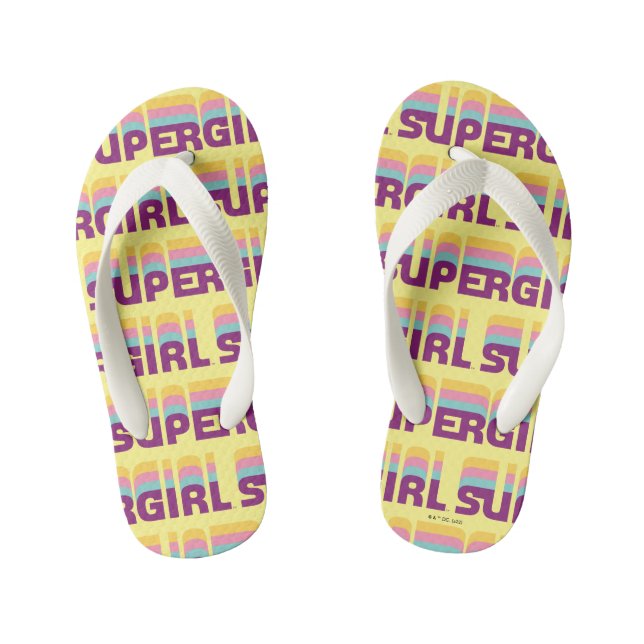 Supergirl Retro Colorshift Graphic Kinderbadesandalen (Fußbett)