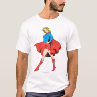 Supergirl schlägt eine Pose