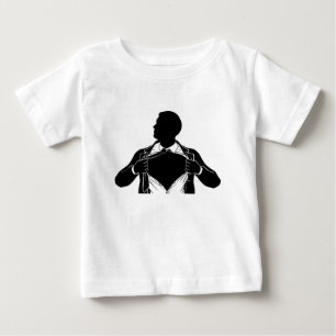 Superheld-Geschäftsmann, der Shirt prängt und die