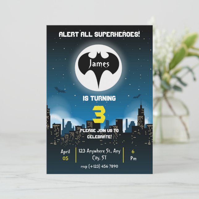 Superhero Invitation anniversaire pour garçon (Debout devant)