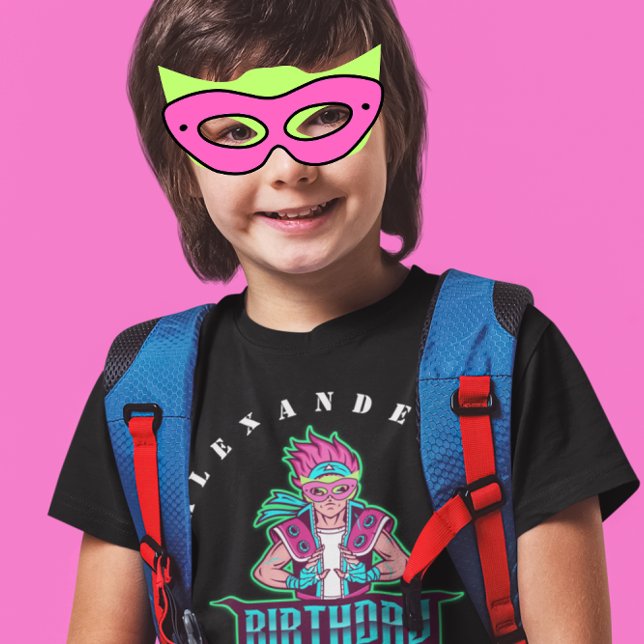 Superhero Junge Grün und rosa Maske Avatar Birthda T-Shirt (Von Creator hochgeladen)