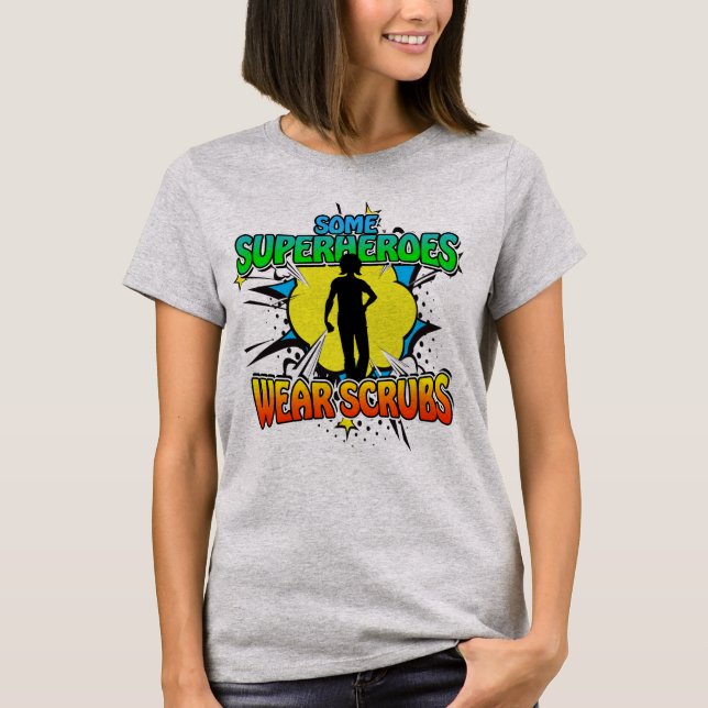 Superhero Nurse Einige Superhelden tragen Scrubs T T-Shirt (Vorderseite)