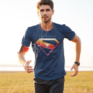 Superman-Schild beim Sonnenuntergang-Flug T-Shirt