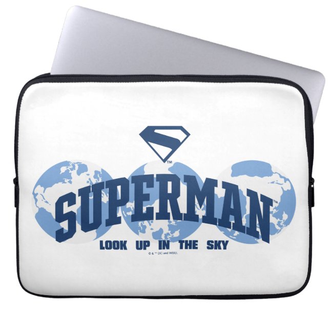 Superman über den Globus Laptopschutzhülle (Vorderseite)