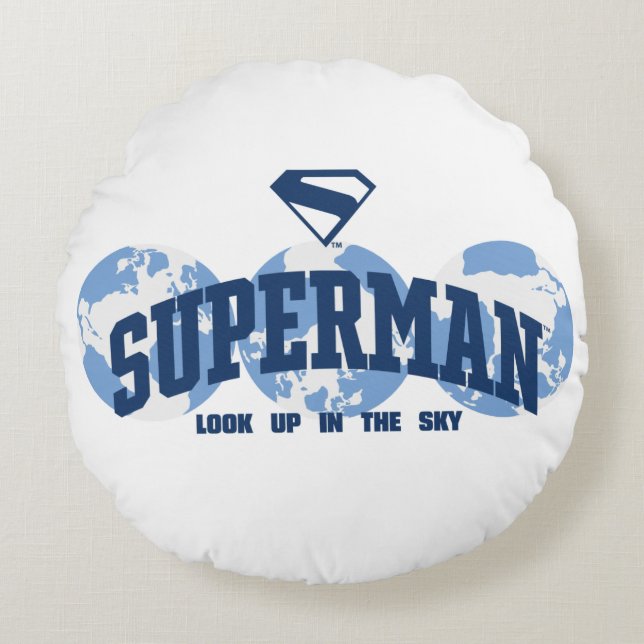 Superman über den Globus Rundes Kissen (Vorderseite)