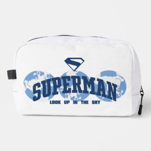 Superman über den Globus Waschbeutel