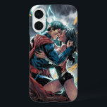 Superman/Wonder Woman Comic Werbekunst iPhone 16 Hülle<br><div class="desc">Passen Sie Ihr Produkt mit diesem Werbe-Kunstwerk für die Superman/Wonder Woman Comic Buchreihe an. Sehen Sie Superman und Wonder Woman sich im Regen und Blitz umarmen.</div>