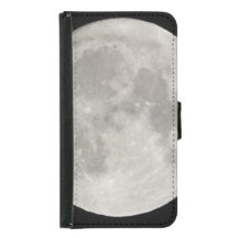 Supermond am schwarzen Himmel