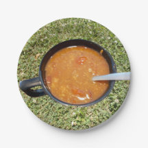 Suppe auf der Papierplatte