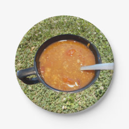 Suppe auf der Papierplatte Pappteller