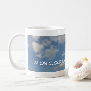 Sur la tasse de café panoramique du nuage neuf