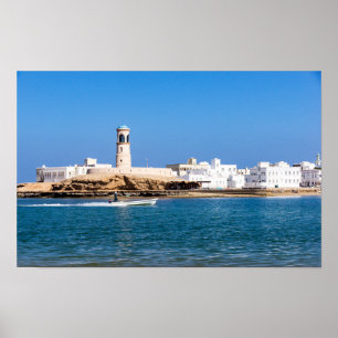 Sur Lighthouse mit Fischerboot - Sur, Oman Poster