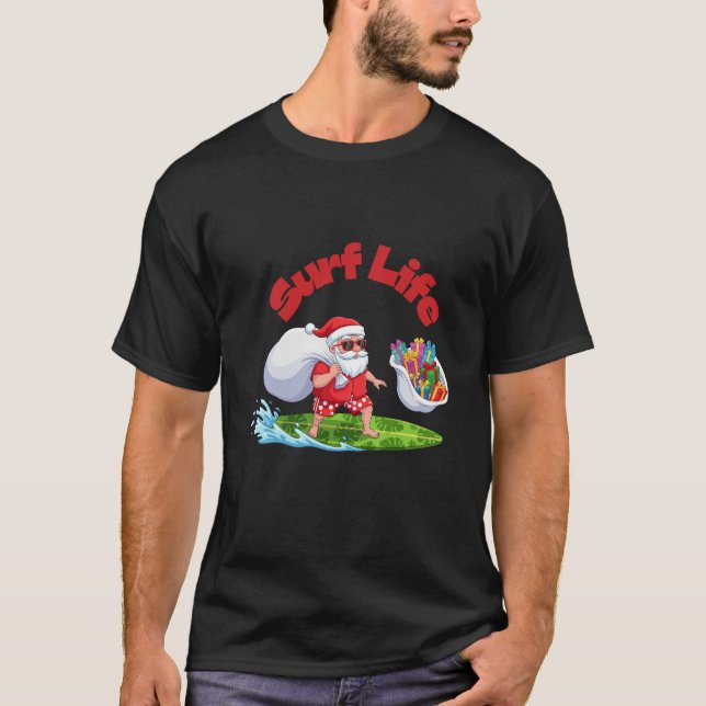 Surf Life Santa Surfing Christmas Art T-Shirt (Vorderseite)