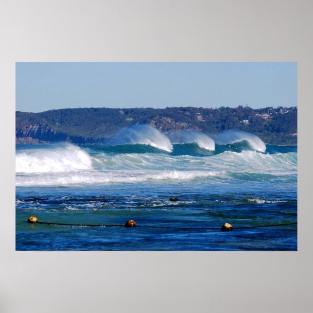 Surf Rolling in - Newcastle Beach NSW Australien Poster (Vorne)