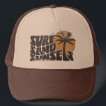 Surf Sand Sunsets Beach Life Palm Tree Truckerkappe<br><div class="desc">Der T - Shirt "Surf Sand Sunsets" ist die perfekte Ergänzung zu Ihrem Schrank im Sommer. Egal,  ob Sie die Wellen treffen oder einfach nur auf dem Sand sitzen,  dieser Tee hat Sie überdacht. Lass’s Mach dich bereit für einen Sommer voller Surf,  Sand und unvergessliche Sonnenuntergänge.</div>
