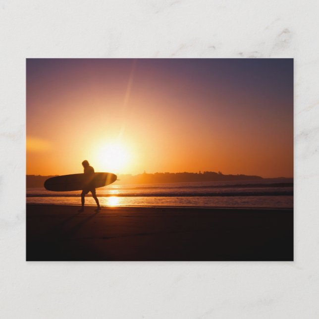 Surfbrett am Strand bei Sunset Postkarte (Vorderseite)