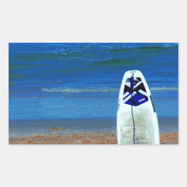 Surfbrett am Strand Rechteckiger Aufkleber (Vorderseite)