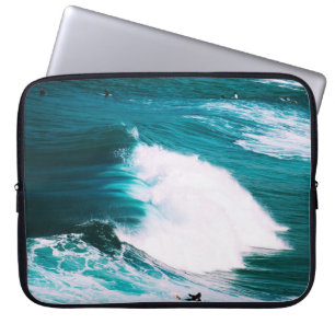 Surfbrett mit Meereswellen Laptopschutzhülle