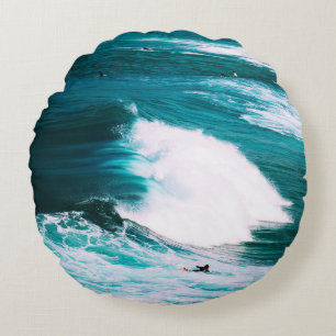 Surfbrett mit Meereswellen Rundes Kissen