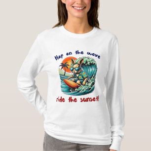 Surfbrett mit Sonnenbrille unter Sonnenuntergang T-Shirt