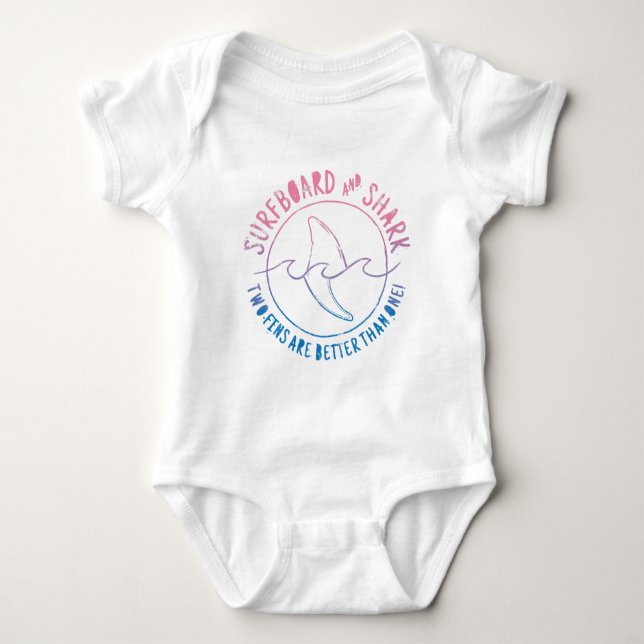 Surfbrett und Haifisch Funny Surfer Sommer Baby Strampler (Vorderseite)