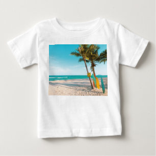 Surfbretter am Strand werfen Kissen Baby T-shirt