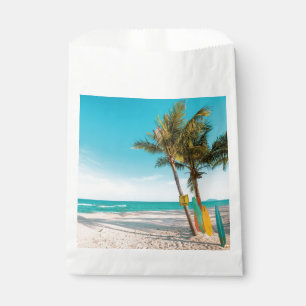 Surfbretter am Strand werfen Kissen Geschenktütchen