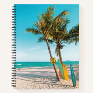 Surfbretter am Strand werfen Kissen Notizbuch
