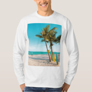 Surfbretter am Strand werfen Kissen T-Shirt