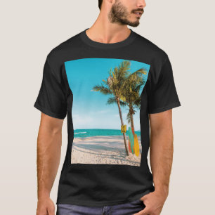 Surfbretter am Strand werfen Kissen T-Shirt