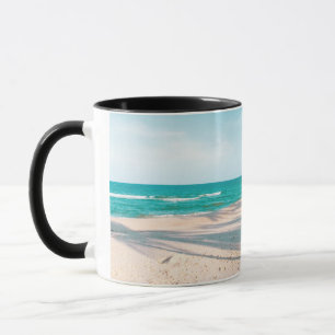 Surfbretter am Strand werfen Kissen Tasse