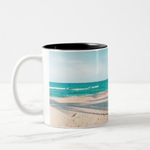 Surfbretter am Strand werfen Kissen Zweifarbige Tasse