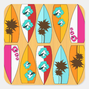 Surfbretter auf dem Promenaden-Sommer-Strand-Thema Quadratischer Aufkleber